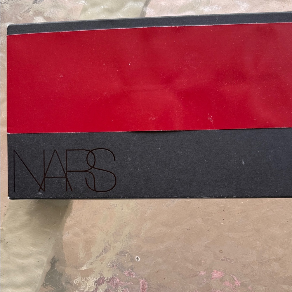 Blush perfect, case sticky and missing pin-great if you need NARS blush palette - Picture 2 of 8
